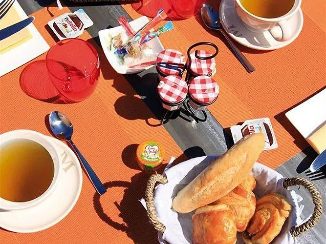 فندق De La Vierge Noire