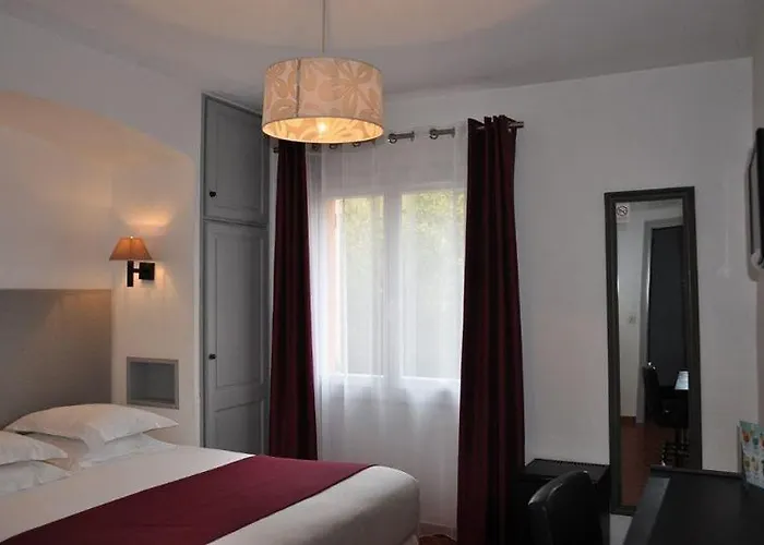 De La Vierge Noire 3* سانت ماكسيم