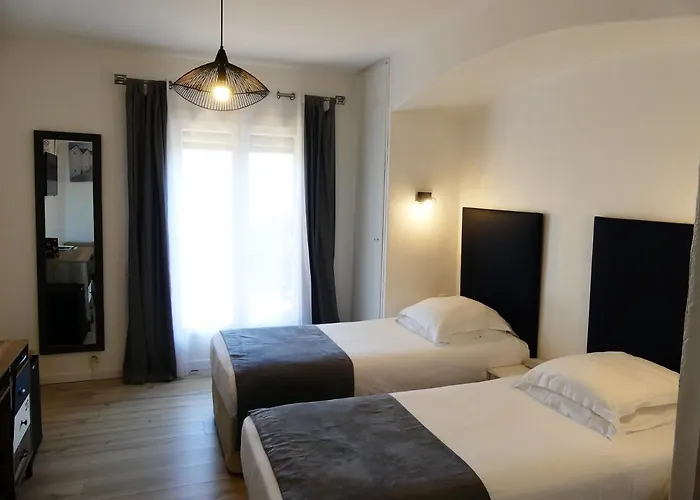 De La Vierge Noire سانت ماكسيم