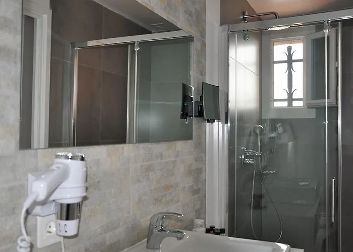 De La Vierge Noire 3* Sainte-Maxime